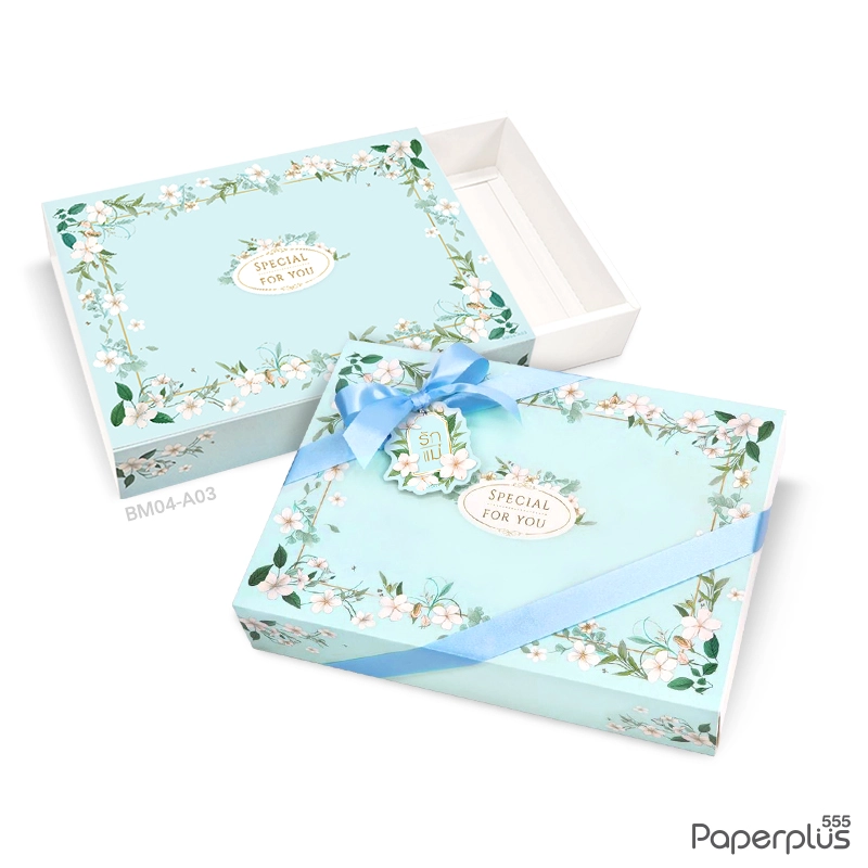 BM04-A03 กล่องฝาสไลด์ พร้อมTag และริบบิ้น 17.8x25.5x5 ซม. ลายดอกไม้ฟ้า 270แกรม (1 กล่อง)