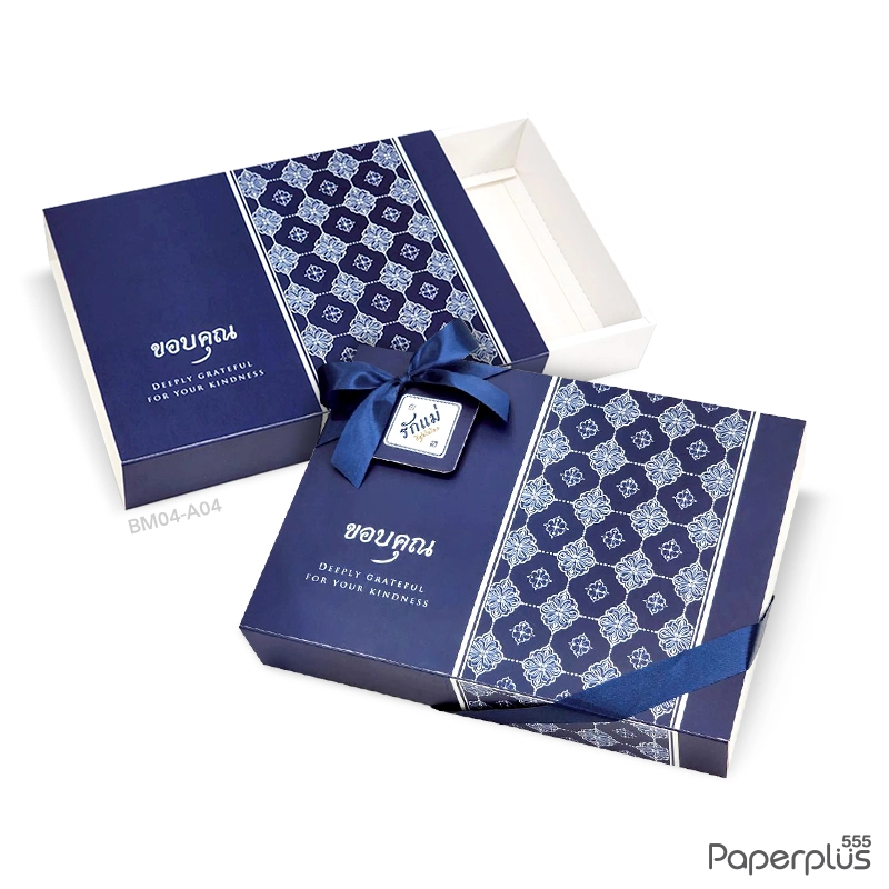 BM04-A04 กล่องฝาสไลด์ พร้อมTag และริบบิ้น 17.8x25.5x5 ซม. ลายไทยน้ำเงิน 270แกรม (1 กล่อง)