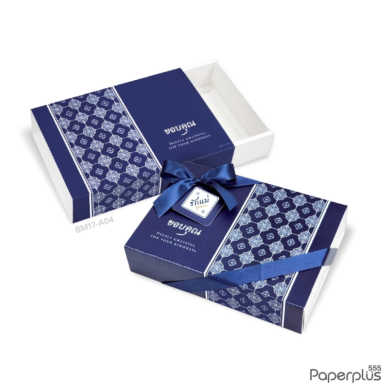 BM17-A04 กล่องฝาสไลด์ พร้อมTag และริบบิ้น 14.5x21.5x5 ซม. ลายไทยน้ำเงิน 270แกรม (1 กล่อง)